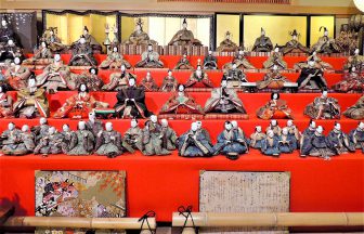 時代物のひな人形が並び、各時代の「雅顔」の特長を見せる