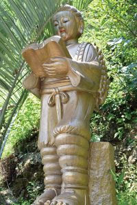 女性的な柔らかい表情の二宮金次郎像