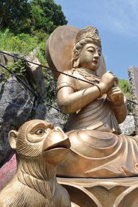 猿と猪を従えた仏像。西遊記の三蔵法師がモチーフ？