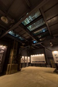 工場見学で最初に案内される旧蒸溜塔。内部には巨大な焼酎の連続式蒸溜機が保存されており、本坊酒造の歴史を解説するパネルも展示されている