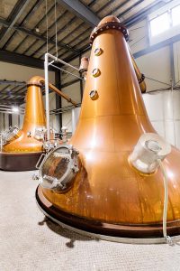 ウイスキーのポットスティル（蒸溜釜）。蒸溜所ごとに釜の形状や冷却器のタイプが異なり、それぞれ異なる味わいのウイスキーを抽出できる