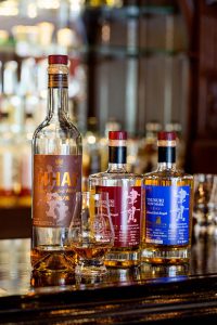 工場見学の後は試飲もできる（有料）。津貫で蒸溜され熟成途中のものや、信州で蒸溜され津貫で熟成されたものなど多くの商品が揃っている