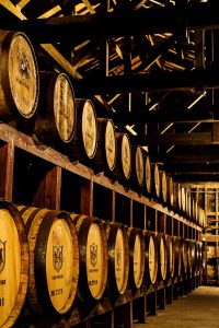 石蔵樽貯蔵庫で熟成されるマルスウイスキーの原酒。ウイスキー蒸溜直後は透明で、木樽に詰めて長期熟成されることによって琥珀色に変化していく。木樽の大きさやタイプによってその風味も違いが出るという