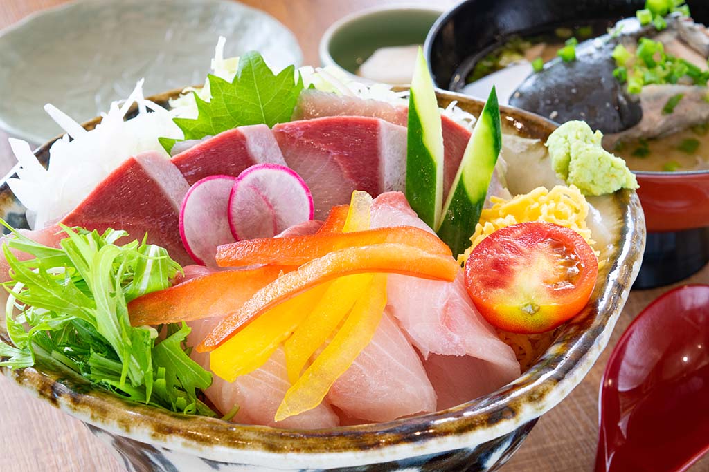 串間活き〆ぶりプリ丼ぶり