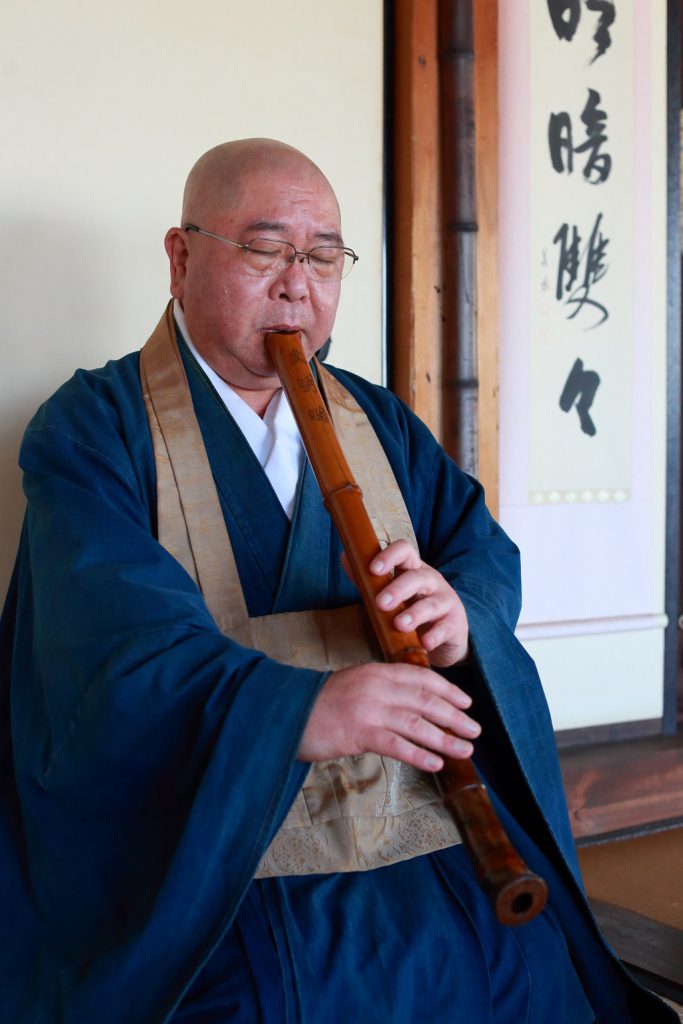 住職の磯玄明氏は一朝軒の第22世看主。尺八道場は平日午後3時から。