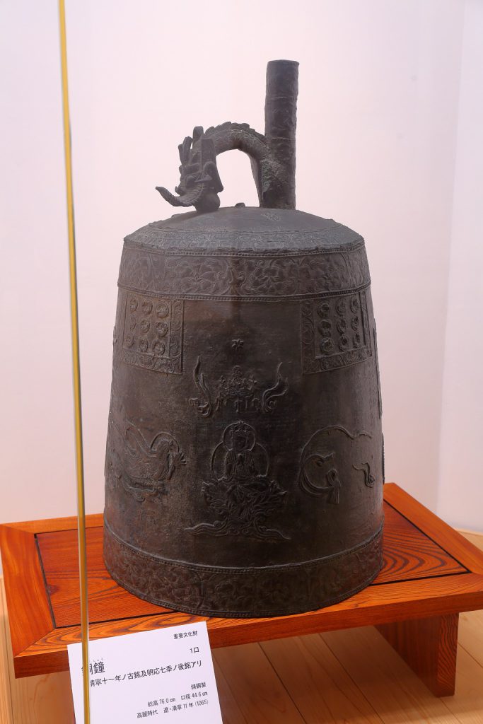 銅鐘はかつて寺の開山堂や鐘楼で使われていた。銘文から1065年の制作であると分かる。