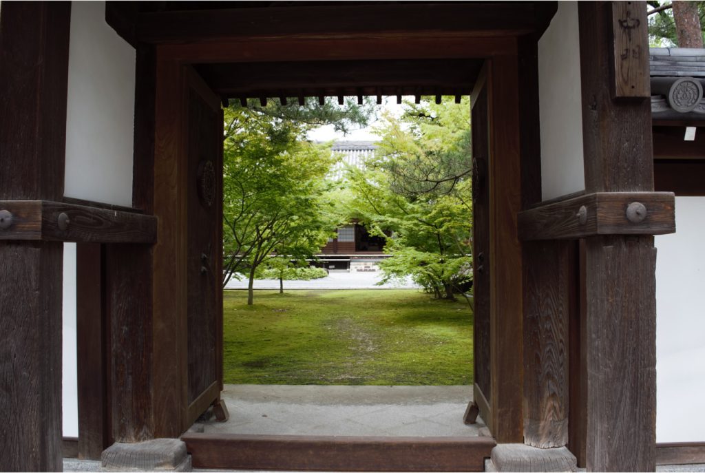 承天寺通りに面した承天寺の脇門から見る石庭と方丈