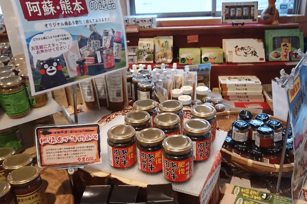 「つけもの処　健蔵」は震災後建て替わり、漬物専門から商品の幅を広げたという。