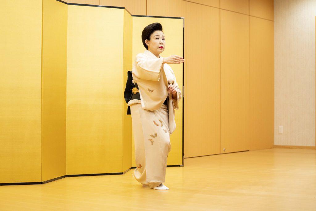 ベテランの豆みつさんが「正調博多節」をしっとり、艶っぽく舞った