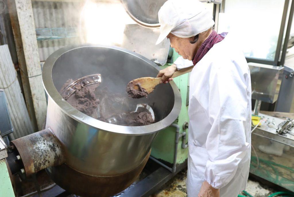原田食品製造所　黒餡作り